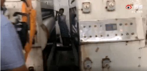 惊险 海安包装厂一女工手卡包装机滚轴,消防破拆机械...